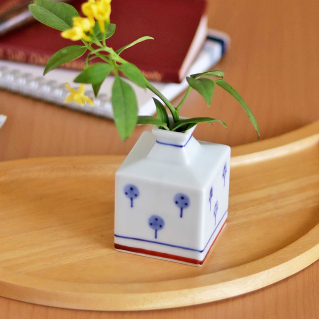 【砥部焼 梅山窯】たんぽぽのミニ角花瓶(小)