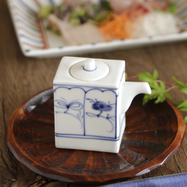 【砥部焼 梅山窯】なずなの角醤油差し