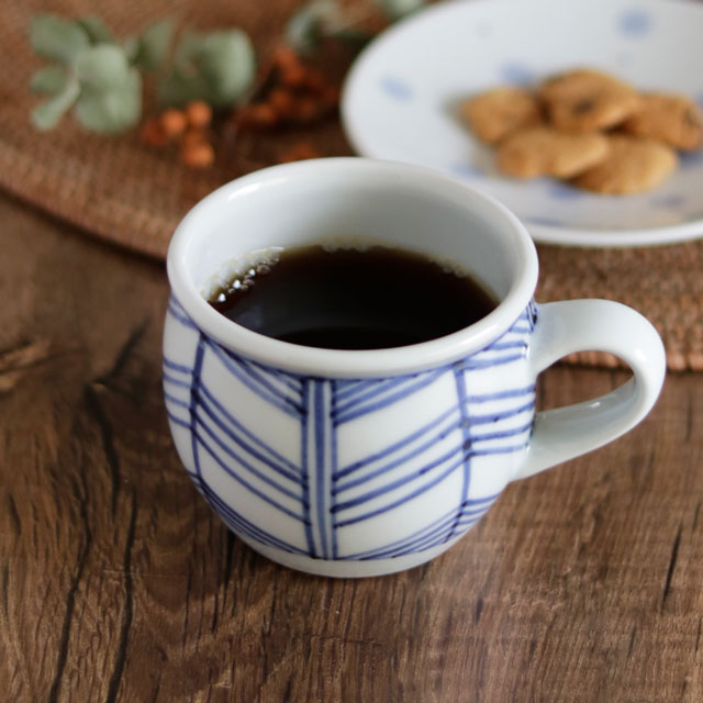 【砥部焼 梅山窯】矢羽根の丸ミルクカップ