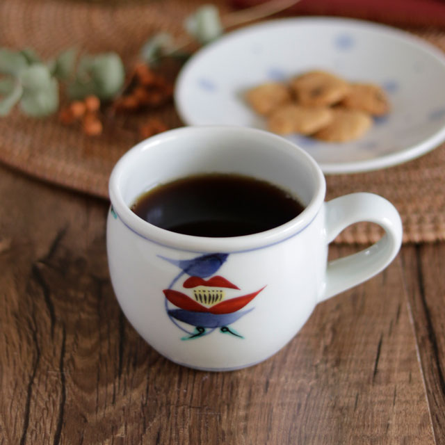 【砥部焼 梅山窯】下り赤花の丸ミルクカップ