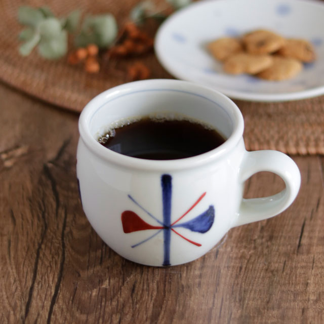 【砥部焼 梅山窯】赤蝶文の丸ミルクカップ