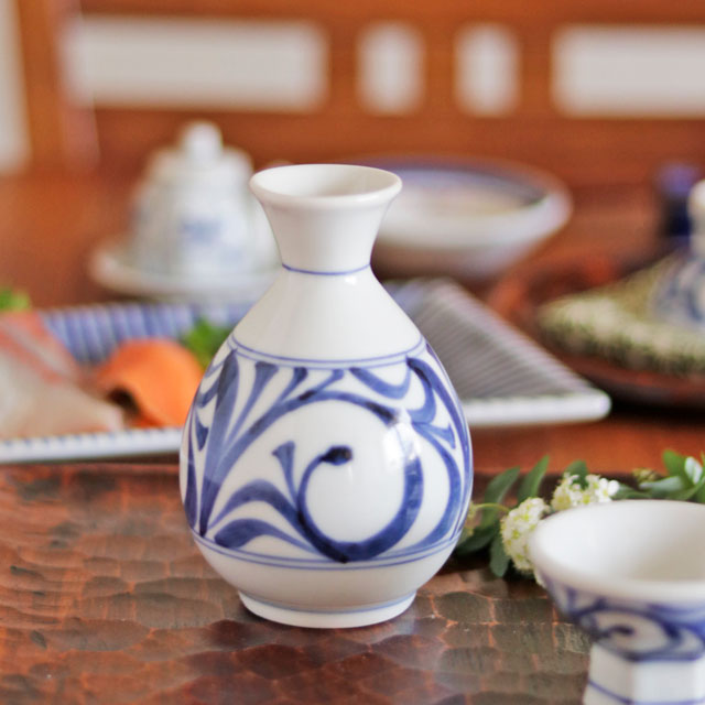 砥部焼の和食器 梅山窯の徳利 【砥部工房 からくさ】