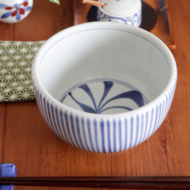 【砥部焼 梅山窯】とくさ内唐草のボール鉢(5.2寸)