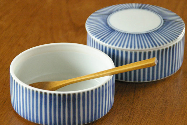 砥部焼の和食器 梅山窯の蓋物 【砥部工房 からくさ】