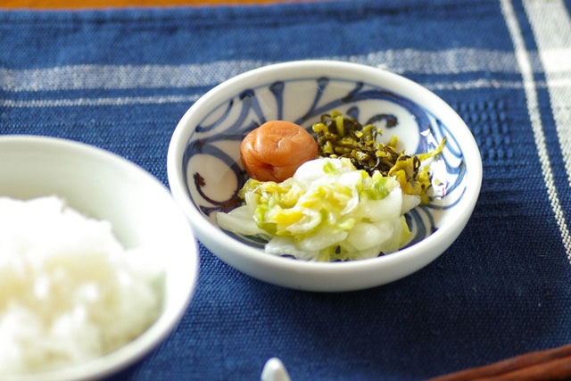 【砥部焼 梅山窯】みつからくさの小皿(3.5寸)○