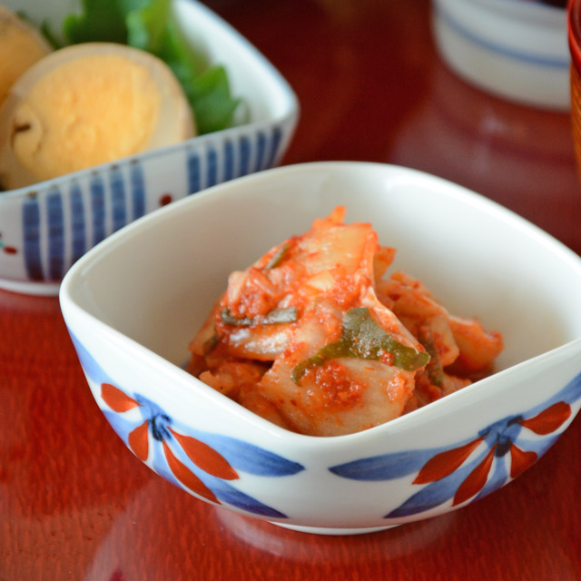 和食器・砥部焼　ごす赤菊の四方鉢(3寸)