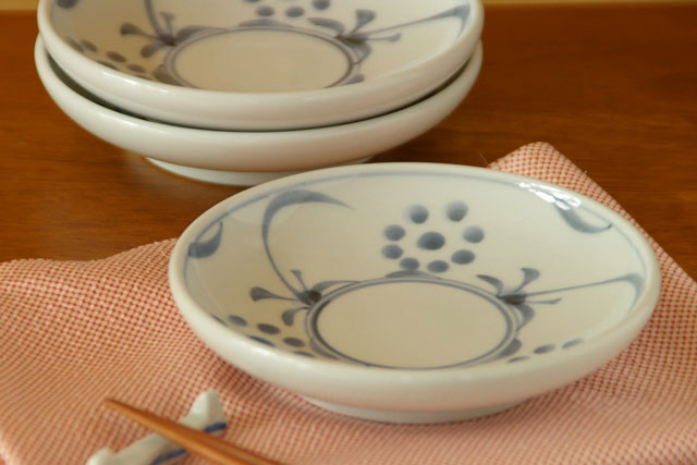 【砥部焼 梅山窯】太陽柄の取皿（4.6寸）