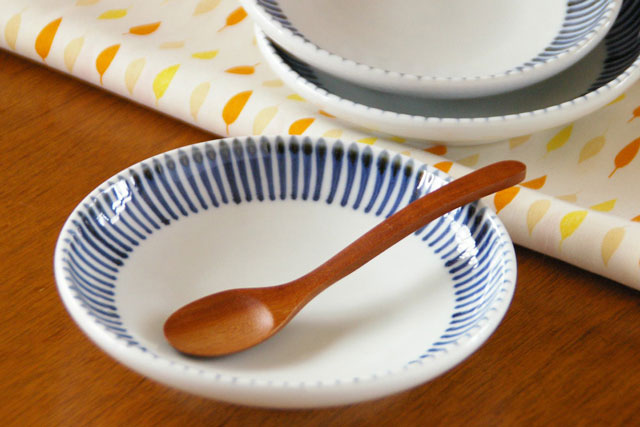 【砥部焼 梅山窯】とくさ柄の取皿（4.6寸）○