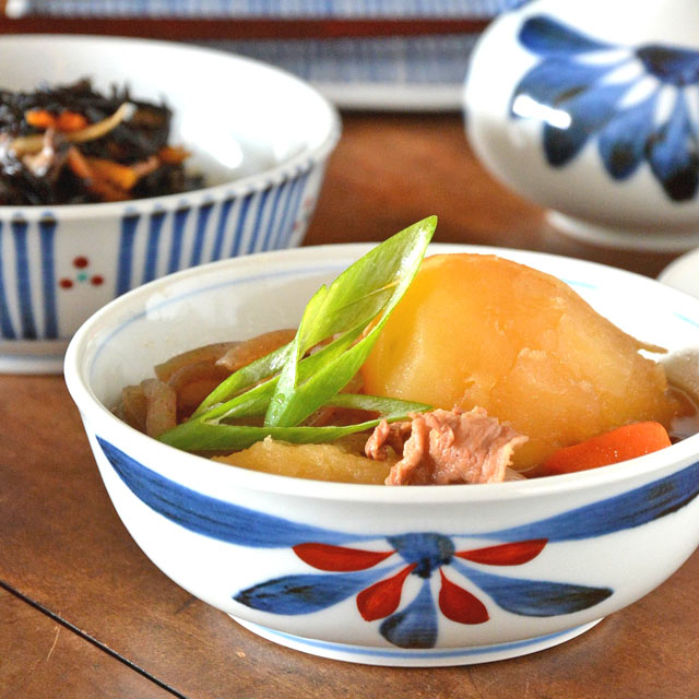 和食器・砥部焼　ごす赤菊の多用鉢（4.7寸）