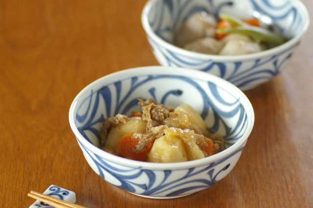 【砥部焼 梅山窯】内外からくさの多用鉢(4.7寸)