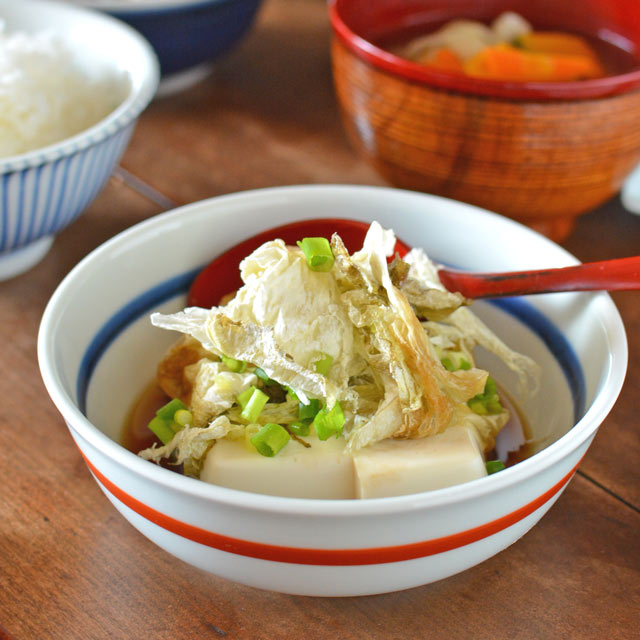 和食器・砥部焼　赤線の多用鉢(4.7寸)