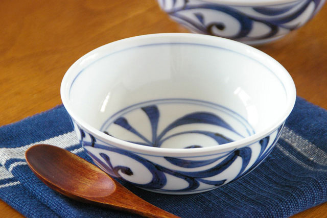 【砥部焼 梅山窯】外底からくさの多用鉢(4.7寸)