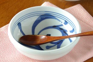 【砥部焼 梅山窯】内からくさの半玉ぶち鉢（4.8寸）