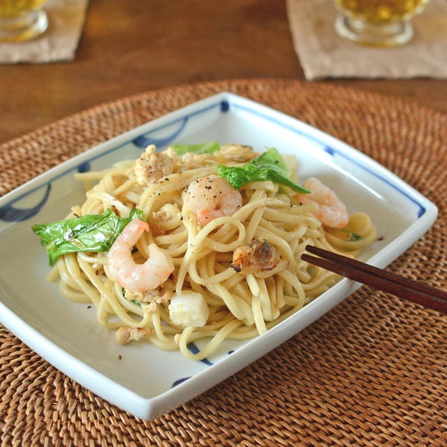 和食器・砥部焼　太陽柄の角皿(5.5寸)