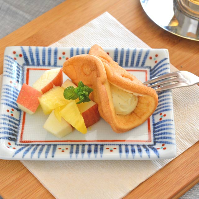 和食器・砥部焼　とくさみつ紋の布目角皿(4.6寸)