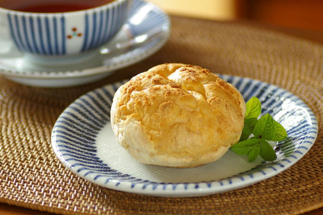 【砥部焼 梅山窯】とくさ柄の布目丸皿（5.5寸）○