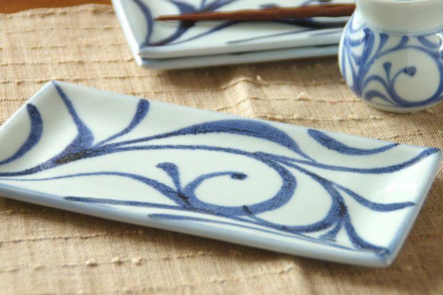 【砥部焼 梅山窯】からくさの布目角皿（6.7寸）