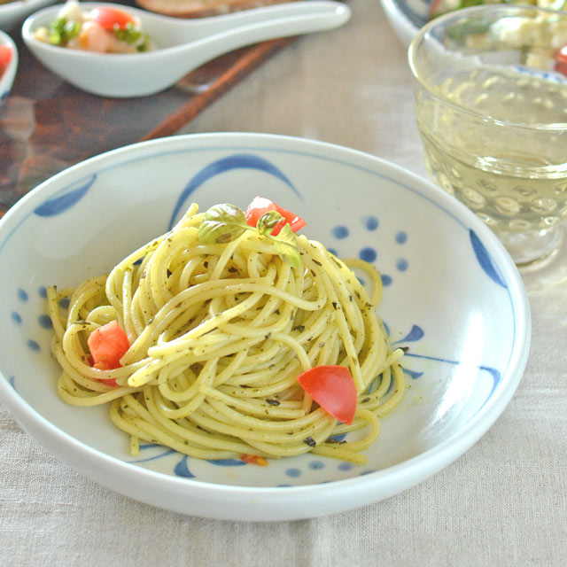 和食器・砥部焼　太陽柄の深皿(6寸)