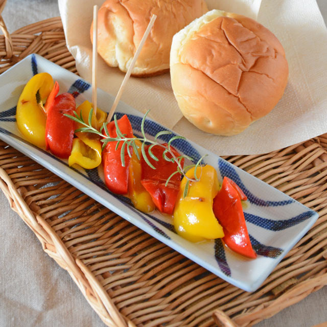 和食器・砥部焼　ごす赤線の布目細角皿(7.8寸)