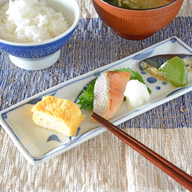 和食器・砥部焼　太陽柄の布目細角皿