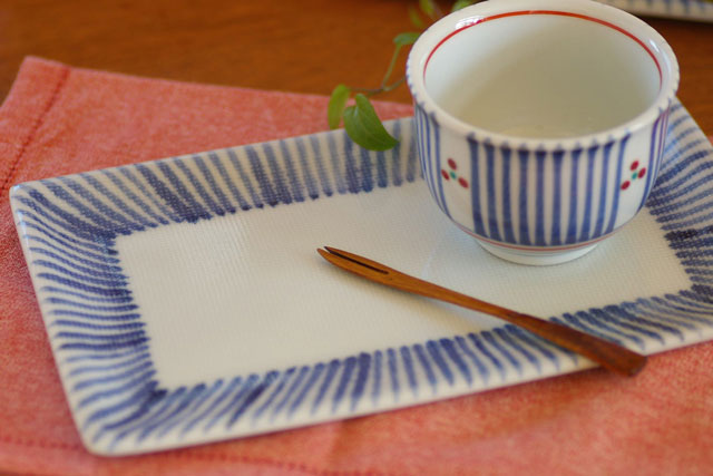 【砥部焼 梅山窯】とくさ柄の布目角皿(7.5寸)