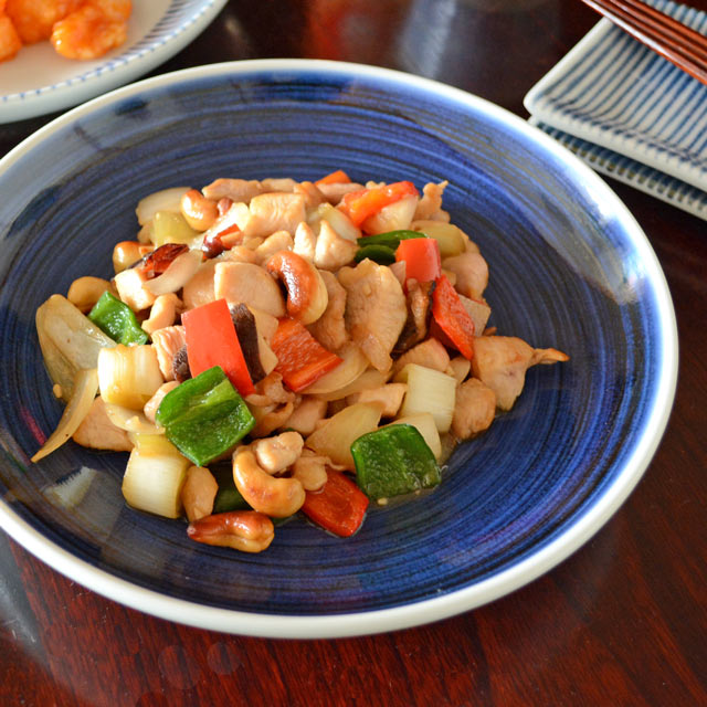 砥部焼の和食器 梅山窯の大皿 【砥部工房 からくさ】