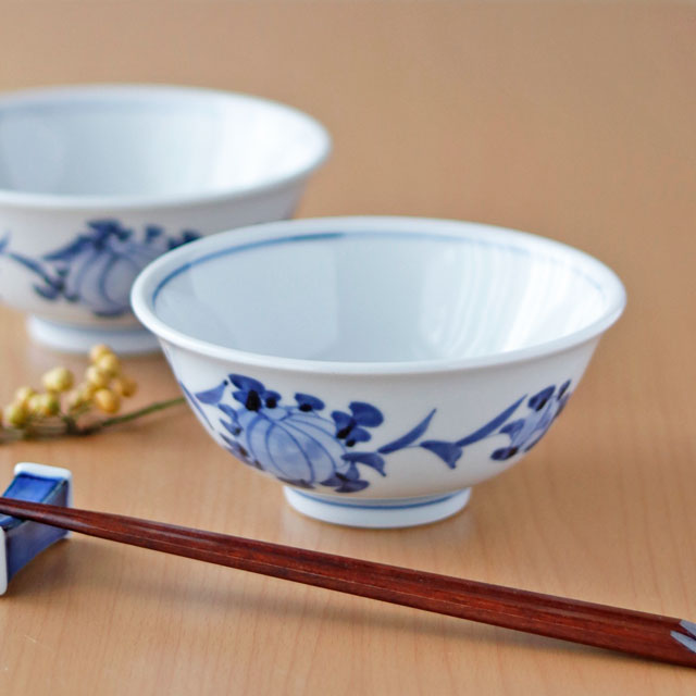 【砥部焼 梅山窯】風船花の反茶碗(4.5寸)○