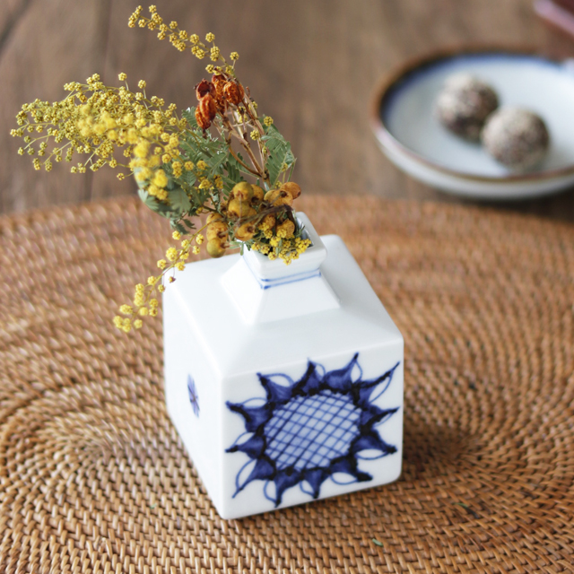 【砥部焼 梅山窯】ひまわりのミニ角花瓶(大)