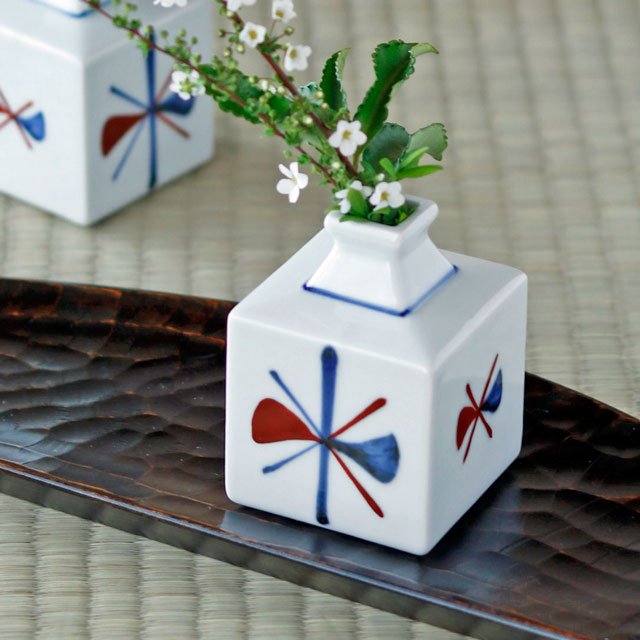 【砥部焼 梅山窯】赤蝶文のミニ角花瓶(大)