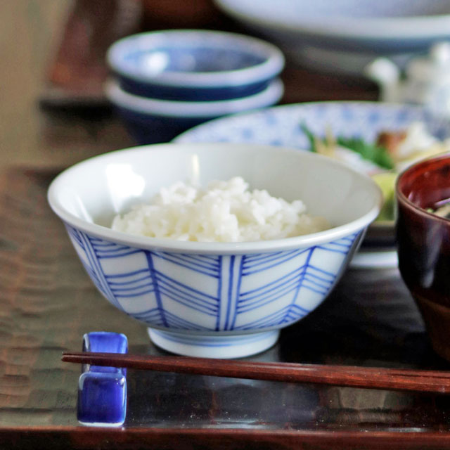 【砥部焼 梅山窯】矢羽根の反茶碗（4.5寸 ）