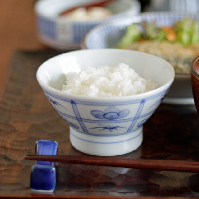 【砥部焼 梅山窯】ごす梅格子の茶碗（小）