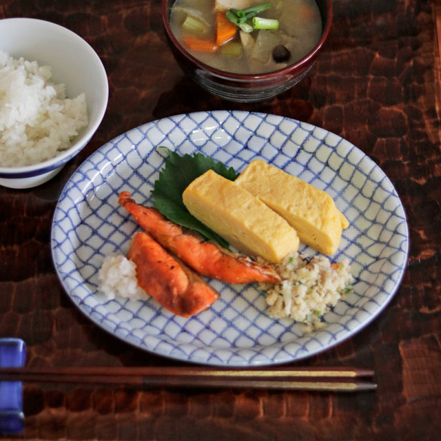 【砥部焼 梅山窯】網目ごす線の布目小判皿（6.8寸）