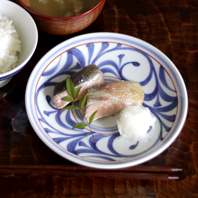 【砥部焼 梅山窯】赤線からくさの丸皿（6寸）○