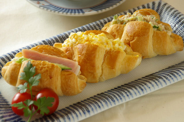 【砥部焼 梅山窯】とくさ柄の布目角皿(9寸)○