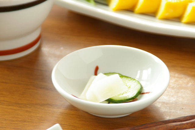 【砥部焼 梅山窯】つるんとまあるい豆小皿（はなのまい）○