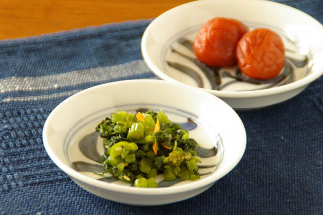 【砥部焼 梅山窯】からくさの小皿(3寸)○