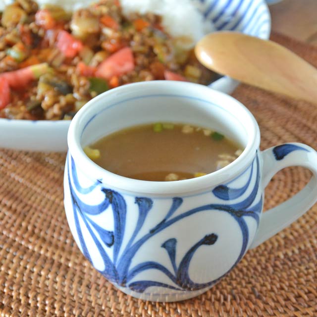 和食器・砥部焼　からくさの丸ミルクカップ