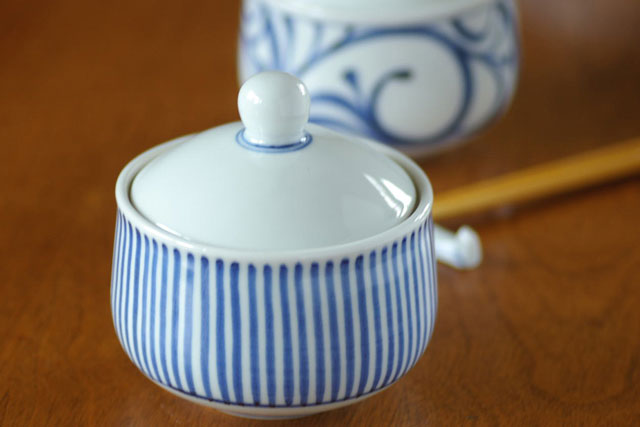 【砥部焼 梅山窯】とくさ柄の丸ふた物○