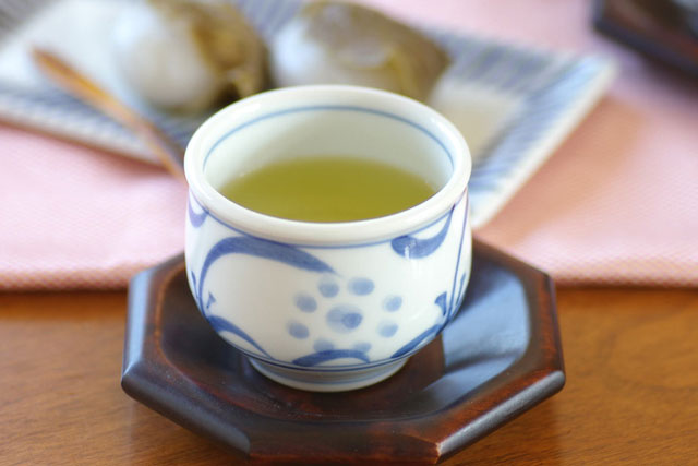 【砥部焼 梅山窯】太陽柄の玉ぶち湯呑○