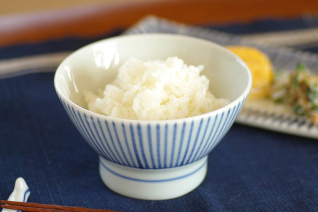 【砥部焼 梅山窯】とくさ柄の茶碗（大）