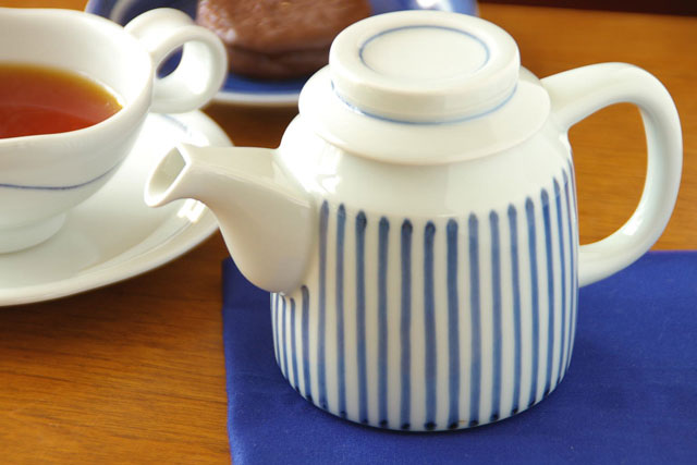 【砥部焼 梅山窯】とくさ柄のティーポット○