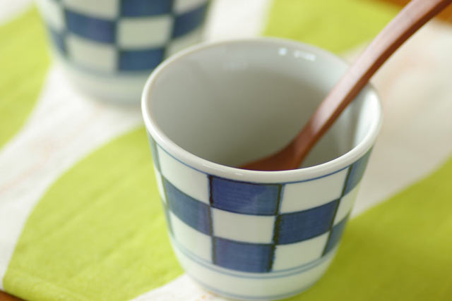 和食器・砥部焼　市松もようのそばちょこ