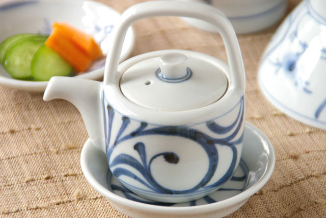 【砥部焼 梅山窯】からくさの醤油さし(小)○