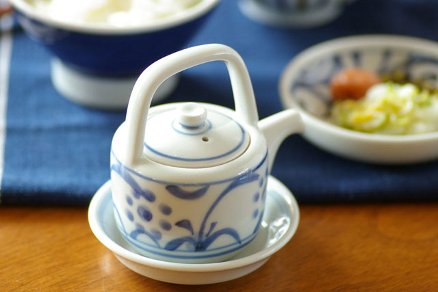 【砥部焼 梅山窯】太陽柄の醤油さし(小)○