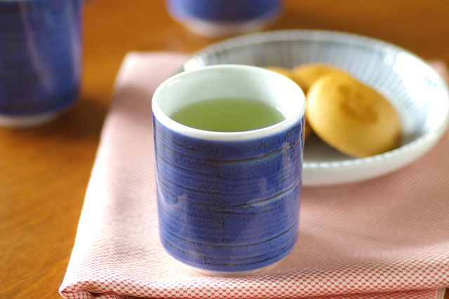 【砥部焼 梅山窯】藍色の筒湯呑○