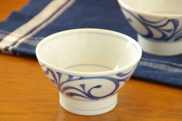 【砥部焼 梅山窯】からくさの茶碗（小）