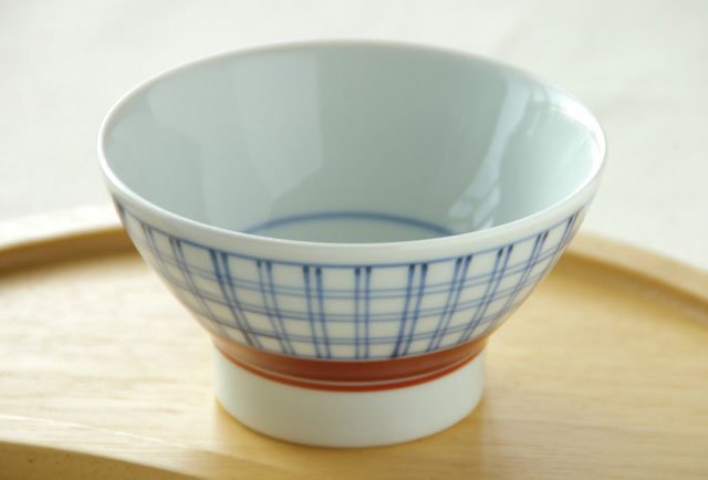 【砥部焼 梅山窯】赤巻格子の茶碗（小）