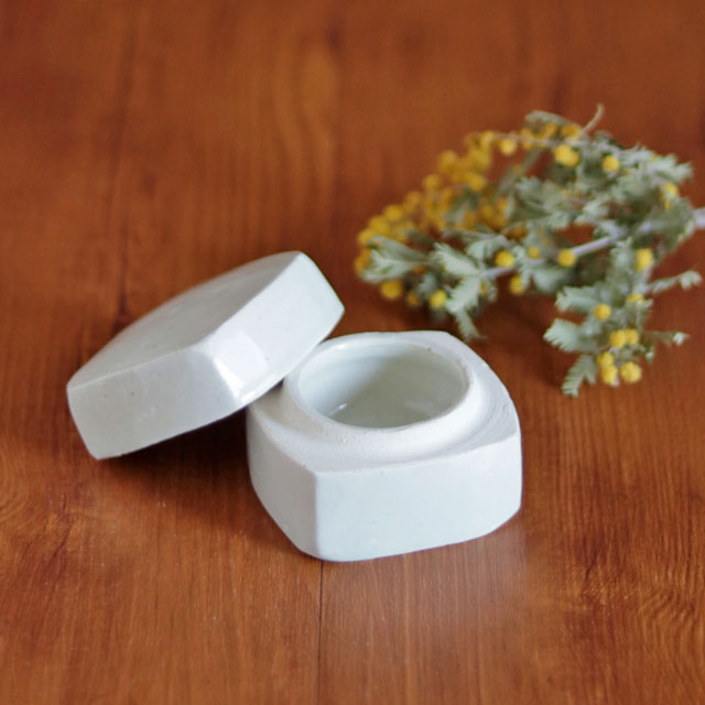 【砥部焼 池本窯】白磁の四角蓋物