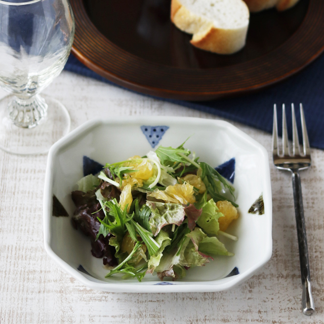 【砥部焼 イロリ工房】さんかく紋の隅切角鉢(5寸)