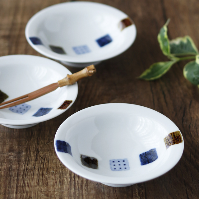 【砥部焼 イロリ工房】しかく紋のリム小皿(3.5寸)